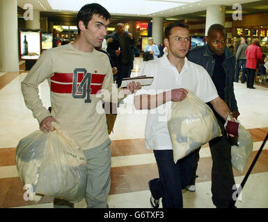 Leicester City Fußballer am Flughafen Alicante Stockfoto