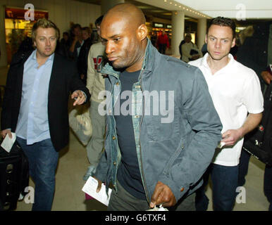 Die Fußballspieler Frank Sinclair (vorne) und Paul Dickov (rechts) von Leicester City laufen durch den Flughafen Alicante, um zurück nach Großbritannien zu fliegen. Sie wurden beschuldigt, drei Frauen in einem Hotel in La Manga angegriffen zu haben, in dem das Team während einer Mittsaison wohnte. Sie leugnen die Anschuldigungen und wurden auf Kaution freigelassen. Stockfoto