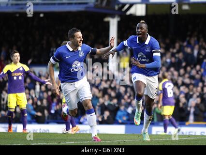 Evertons Lacina Traore (rechts) feiert mit seinem Teamkollegen Phil Jagielka (Links), nachdem er das Eröffnungstreffer seines Teams erzielt hat Stockfoto