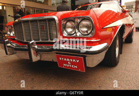 Ein Ford Gran Torino vor der britischen Premiere von Starsky & Hutch im Odeon Cinema am Leicester Square im Zentrum von London. Stockfoto