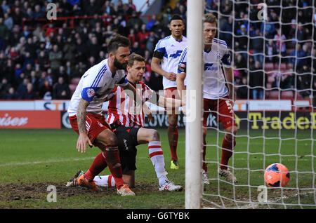 Chris Porter von Sheffield United (zweiter links) erzielt seinen Spielpartner das dritte Tor gegen Nottingham Forest. Stockfoto