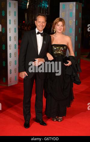 Richard E Grant und Tochter Olivia bei der Verleihung der EE British Academy Film Awards 2014 im Royal Opera House, Bow Street, London. Stockfoto