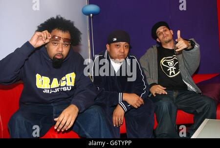 (Von links nach rechts) Iris Science, DJ Babu und Beweise der amerikanischen Hip-Hop-Band Dilated Peoples während ihres Auftritts auf MTV's TRL UK in den MTV Studios in Camden, Nord-London. Die Band wirbt derzeit für ihre neue Single 'This Way', die am 29. März 2004 erscheinen wird. Stockfoto