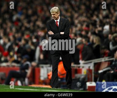 Fußball - UEFA Champions League - 16. Runde - Arsenal gegen Bayern München - Emirates Stadium. Arsenal-Manager Arsene Wenger sieht auf der Touchline depriziert aus, nachdem Mesut Ozil den Strafpunkt nicht erreicht hat Stockfoto