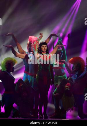 Katy Perry auf der Bühne während der Brit Awards 2014 in der O2 Arena, London. Stockfoto