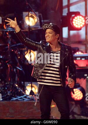 Brit Awards 2014 - Show - London. Bruno Mars auf der Bühne während der Brit Awards 2014 in der O2 Arena, London. Stockfoto