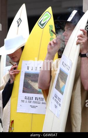 Surfers gegen Abwasser Stockfoto