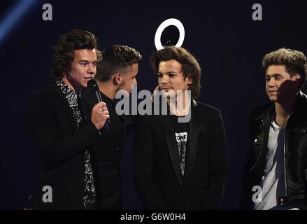 Harry Styles, Liam Payne, Louis Tomlinson und Niall Horan von One Direction wurden bei den Brit Awards 2014 in der O2 Arena, London, für das beste britische Video ausgezeichnet. Stockfoto