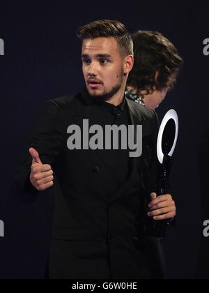 One Direction ist Liam Payne mit ihrer Auszeichnung für das beste britische Video während der Brit Awards 2014 in der O2 Arena, London. Stockfoto