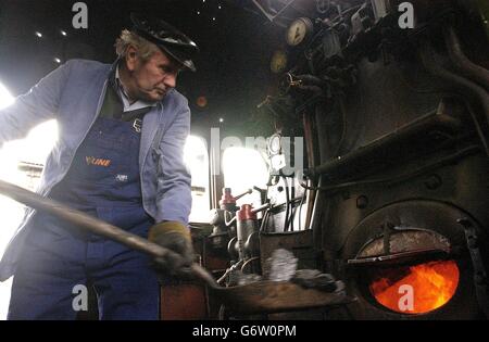 Roland Kennington, Chief Engineer auf dem Flying Scotsman, seit achtzehn Jahren im Dienst, der den Ofen betankt, auf einer der berühmtesten Lokomotiven der Welt, die auf der britischen Eisenbahn fahren, am Nebengleis im Westen Londons. Das National Railway Museum (NRM) in York, hat einen Appell gestartet, um die Mittel zu sammeln, die benötigt werden, um zu verhindern, dass der Flying Scotsman ins Ausland geht, das Museum hat heute 220,000 nur zwei Wochen vor der Frist, um die Eisenbahn-Ikone zu kaufen, übertroffen. Stockfoto