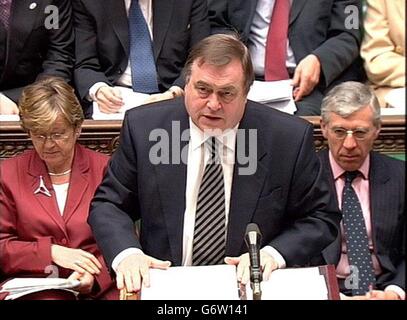 Der stellvertretende Premierminister John Prescott spricht im Londoner Unterhaus während der Fragen des Premierministers. Stockfoto