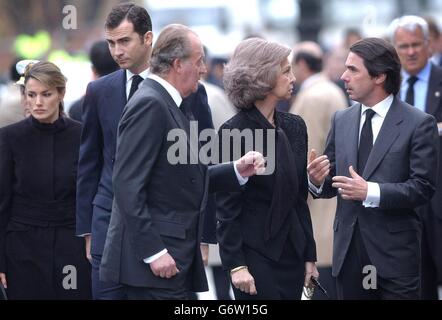 Der scheidende konservative spanische Premierminister Jose Maria Aznar (R) trifft sich mit König Juan Carlos von Spanien und seiner Frau, Königin Sofia von Spanien, Als sie am 11. März bei der Gedenkmesse in Madrids Almudena-Kathedrale für die 190 Menschen ankommen, die bei koordinierten Bombenexplosionen an Bord von vier überfüllten S-Bahn-Zügen ums Leben gekommen sind. Stockfoto