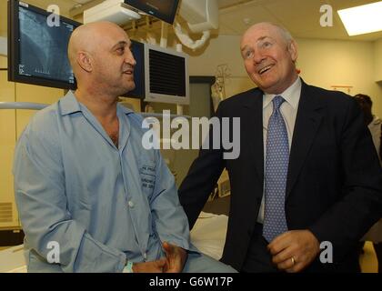 Der Gesundheitsminister John Reid trifft den Herzpatienten Chris Webber während seines Besuchs in der neuen Herzstation im Whipps Cross Hospital im Osten Londons. Dr. Reid und Herzzsar Dr. Roger Boyle haben heute ihren Fortschrittsbericht über die Arbeit veröffentlicht, die seit der Einführung des nationalen Dienstleistungsrahmens für koronare Herzerkrankungen vor vier Jahren geleistet wurde. Stockfoto