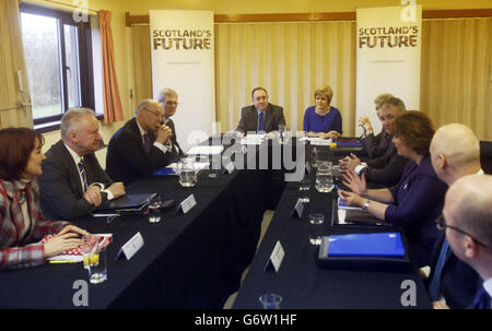 Der erste Minister Alex Salmond (Mitte links) und die stellvertretende erste Ministerin Nicola Sturgeon (Mitte rechts) bei einem Treffen des schottischen Kabinetts in der Portlethen Parish Church in der Nähe von Aberdeen. Stockfoto