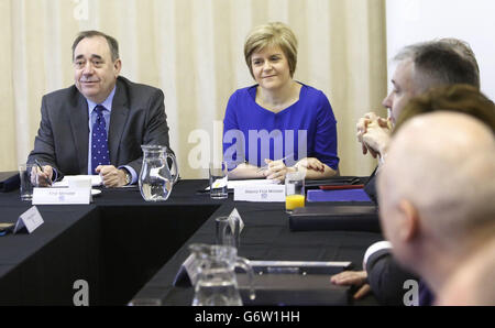 Der erste Minister Alex Salmond und die stellvertretende erste Ministerin Nicola Sturgeon bei einem Treffen des schottischen Kabinetts in der Portlethen Parish Church bei Aberdeen. Stockfoto