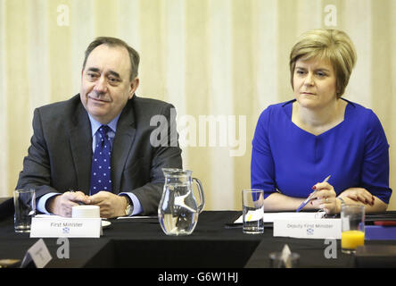 Der erste Minister Alex Salmond und die stellvertretende erste Ministerin Nicola Sturgeon bei einem Treffen des schottischen Kabinetts in der Portlethen Parish Church bei Aberdeen. Stockfoto