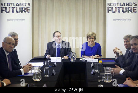 Der erste Minister Alex Salmond (Mitte links) und die stellvertretende erste Ministerin Nicola Sturgeon (Mitte rechts) bei einem Treffen des schottischen Kabinetts in der Portlethen Parish Church in der Nähe von Aberdeen. Stockfoto