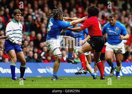 Colin Charvis von Wales (Mitte rechts) tusliert mit dem Italiener Martin Castrogiovanni während des RBS 6 Nations-Spiels im Millennium Stadium in Cardiff. Wales gewann 44-10. Stockfoto