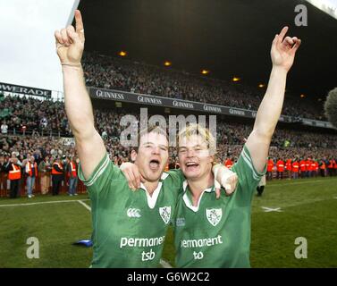 Der Irländer Gordon D'Arcy und Kapitän Brian O'Driscoll (rechts) feiern den Sieg über Schottland während ihres RBS 6 Nations-Spiels in Lansdowne Road, Dublin, Samstag, 27 2004. März. Stockfoto