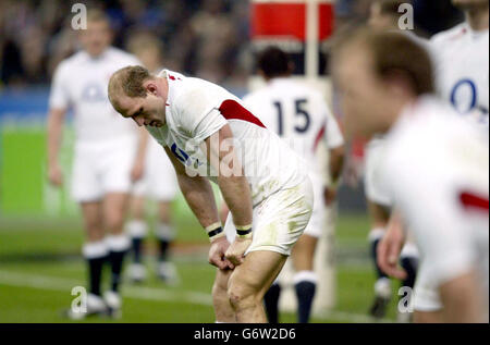 England Kapitän Lawrence Dallaglio betrachtet seine Seite Leistung gegen Frankreich, während ihrer RBS 6 Nationen Spiel im Stade de France. Stockfoto