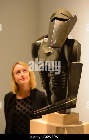 Ein Besucher blickt auf den Felsbohrer des Bildhauers Jacob Epstein, 1913, der Teil der Ausstellung „The Great war in Portraits“ ist, die vom 27. Februar bis zum 15. Juni 2014 in der National Portrait Gallery im Zentrum von London stattfindet. Stockfoto