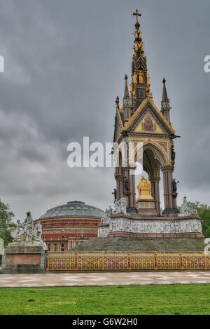 Albert Memorial in Kensington Gardens mit der Royal Albert Hall im Hintergrund. HDR-Bild Stockfoto