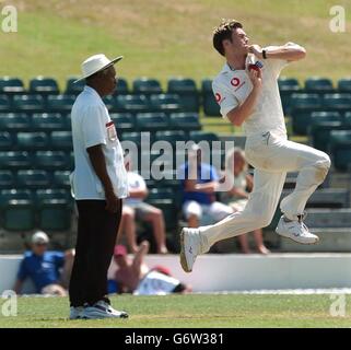 England Bowler James Anderson in Aktion während des letzten Tages des Tour-Spiels gegen einen Carib Beer XI auf dem University of West Indies Ground, Barbados. Stockfoto