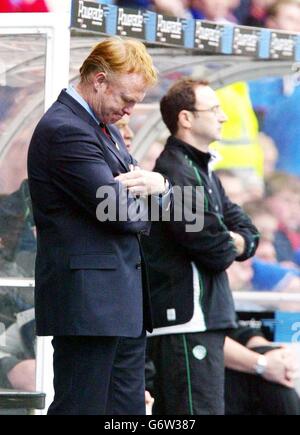 NUR ZUR REDAKTIONELLEN VERWENDUNG: Alex McLeish, Manager der Rangers, blickt mit Bestürz auf die Leistung seines Teams während des Spiels der Scottish Premier League der Bank of Scotland im Ibrox Stadium der Rangers in Glasgow. Stockfoto