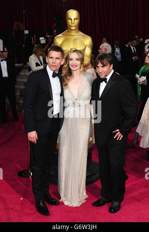 Ethan Hawke, Julie Delpy und Richard Linklater bei den 86. Academy Awards im Dolby Theater in Hollywood, Los Angeles, CA, USA, am 2. März 2014. Stockfoto