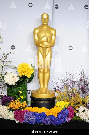 Eine riesige oscar-Statue im Presseraum der 86. Oscar-Verleihung im Dolby Theater in Hollywood, Los Angeles, CA, USA, März 2, 2014. Stockfoto