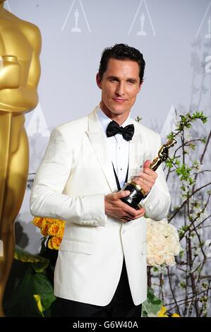 Matthew McConaughey mit seinem Oscar als bester Darsteller erhielt für den "Kallas Buyers Club" im Presseraum der 86. Academy Awards, die am 2. März 2014 im Dolby Theater in Hollywood, Los Angeles, CA, USA, verliehen wurden. Stockfoto