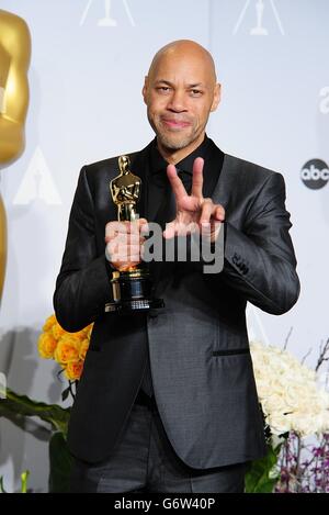 John Ridley im Presseraum mit hs Award für das beste adaptierte Drehbuch wurde für "12 Years a Slave" bei den 86. Academy Awards im Dolby Theater in Hollywood, Los Angeles, CA, USA, am 2. März 2014 ausgezeichnet. Stockfoto