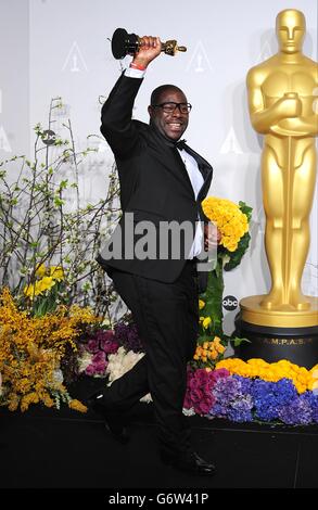 Regisseur Steve McQueen mit seinem Oscar für den besten Film, den er für „12 Years a Slave“ im Presseraum der 86. Oscar-Verleihung im Dolby Theater in Hollywood, Los Angeles, CA, USA, im März 2 erhielt, 2014. Stockfoto