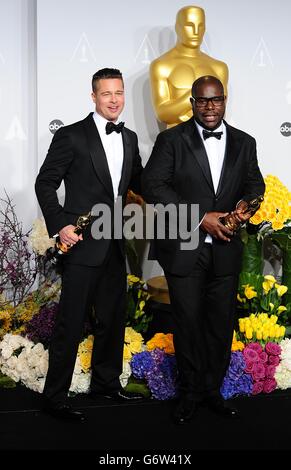 Der Produzent Brad Pitt und Regisseur Steve McQueen mit ihren Oscars für den besten Film erhielten die Auszeichnung „12 Years a Slave“ im Presseraum der 86. Academy Awards, die im Dolby Theater in Hollywood, Los Angeles, CA, USA, im März 2, 2014. Stockfoto