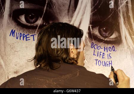 Die Besucher zollen Kurt Cobain - dem amerikanischen Singer-Songwriter der Grunge-Gruppe Nirvana - am Vorabend des Selbstmords des Rockstars am 5. April 1994 in der Virgin Megastore Oxford Street im Zentrum von London ihre Ehre, wo eine riesige 12' x 7' Memorial Wall errichtet wurde, Mit Leerzeichen für Fans, um ihre eigenen Nachrichten zu schreiben. Stockfoto