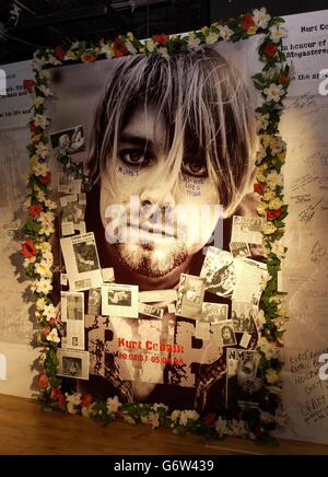 Die Besucher zollen Kurt Cobain - dem amerikanischen Singer-Songwriter der Grunge-Gruppe Nirvana - am Vorabend des Selbstmords des Rockstars am 5. April 1994 in der Virgin Megastore Oxford Street im Zentrum von London ihre Ehre, wo eine riesige 12' x 7' Memorial Wall errichtet wurde, Mit Leerzeichen für Fans, um ihre eigenen Nachrichten zu schreiben. Stockfoto