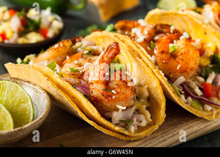 Hausgemachte pikante Garnelen Tacos mit Krautsalat und Salsa Stockfoto