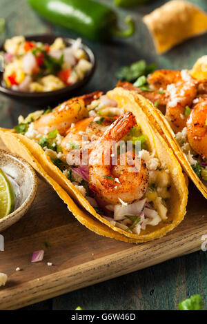 Hausgemachte pikante Garnelen Tacos mit Krautsalat und Salsa Stockfoto