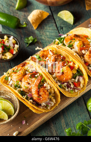 Hausgemachte pikante Garnelen Tacos mit Krautsalat und Salsa Stockfoto