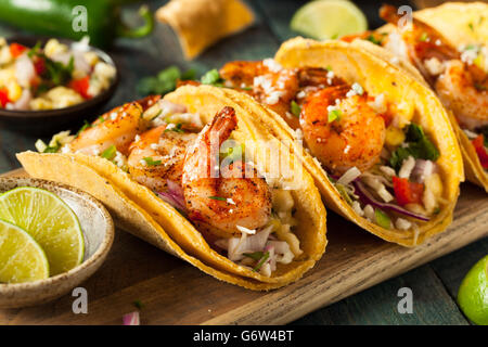 Hausgemachte pikante Garnelen Tacos mit Krautsalat und Salsa Stockfoto