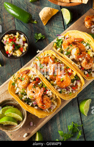 Hausgemachte pikante Garnelen Tacos mit Krautsalat und Salsa Stockfoto