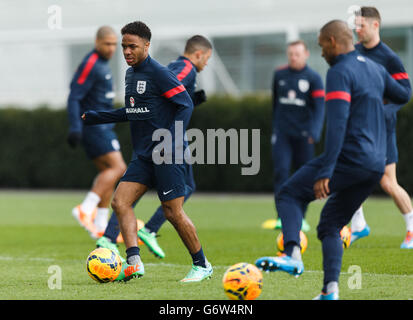 Fußball - International Friendly - England gegen Dänemark - England Training Session - Enfield Training Center. Englands Raheem Sterling (links) während des Trainings in Aktion Stockfoto