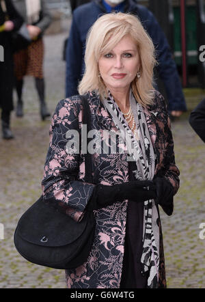 Joanna Lumley kommt zur Westminster Abbey in London für einen Gedenkgottesdienst für den ehemaligen südafrikanischen Präsidenten Nelson Mandela. Stockfoto