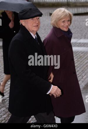 Neil und Glennys Kinnock kommen zur Westminster Abbey in London, um einen Gedenkgottesdienst für den ehemaligen südafrikanischen Präsidenten Nelson Mandela zu feiern. Stockfoto