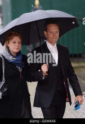 Der Schauspieler Richard E Grant kommt zur Westminster Abbey in London, wo er einen Gedenkgottesdienst für den ehemaligen südafrikanischen Präsidenten Nelson Mandela hält. Stockfoto