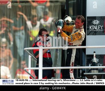 18-AUG-96, International Touring Car's, Silverstone, J.J. Lehto feiert den zweiten Platz im Rennen 2, indem er seine Mechaniker einweicht Stockfoto