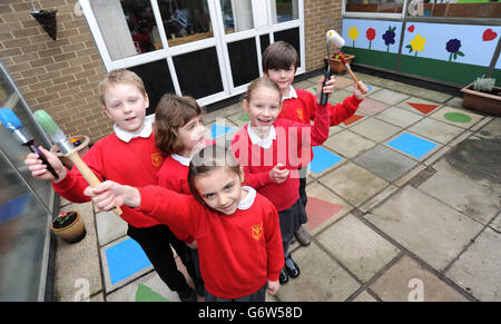 (Von links nach rechts) Schüler Jed Jackson, 7 Jahre alt, Charlotte Farrow, 6 Jahre alt, Grace Pollicott, 6 Jahre alt, Isabella Clark, 7 Jahre alt und Harry Mottram, 7 Jahre alt, regenerieren den Spielplatz im Freien an der Long Melford Primary School in Sudbury, Suffolk, mit Hilfe von Freiwilligen aus der Nestle Purina Fabrik. Stockfoto