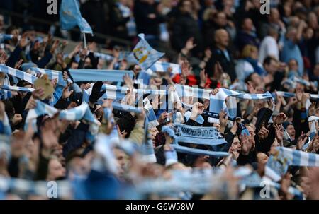 Allgemeine Ansicht der Manchester City-Fans, die auf den Tribünen feiern Stockfoto