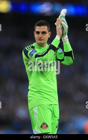 Fußball - Capital One Cup - Finale - Manchester City gegen Sunderland - Wembley Stadium. Sunderland-Torhüter Vito Mannone applaudiert den Fans nach dem letzten Pfiff, als er deprimiert um den Platz geht Stockfoto