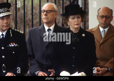 (l-r) Sir Kenneth Newman, der für die Metropolitan Police zuständige Kommissar, Denis Thatcher, die Premierministerin Margaret Thatcher und Gerald Kaufman, der Innenminister von Shadow. Enthüllung einer Gedenktafel für die WPC Yvonne Fletcher durch Premierministerin Margaret Thatcher. WPC Yvonne Fletcher wurde im April 1984 gedreht. Stockfoto